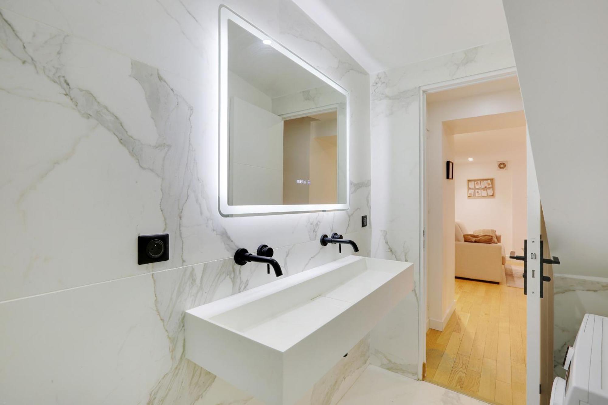 Beautiful 2 Bdr Duplex In * Parijs