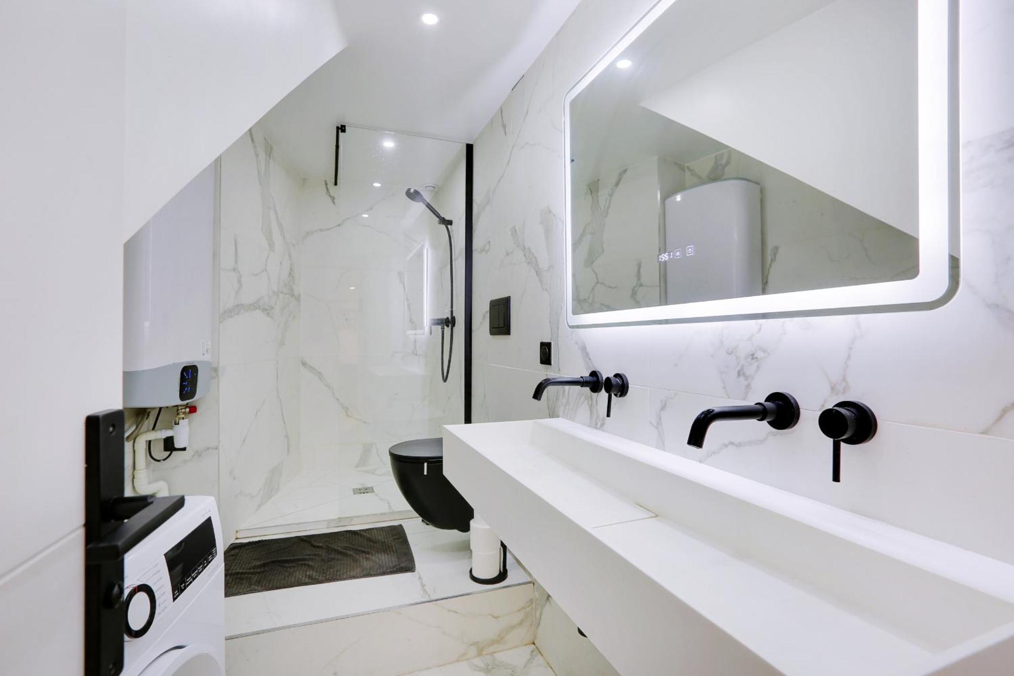 Beautiful 2 Bdr Duplex In